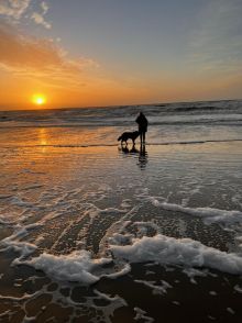 Mareike Rump und Hund am Meer